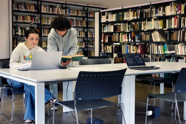 studenti al laptop nella sala lavoro