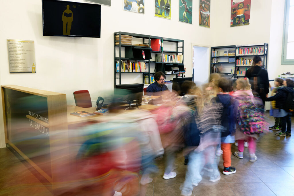 bambini al desk d'ingresso