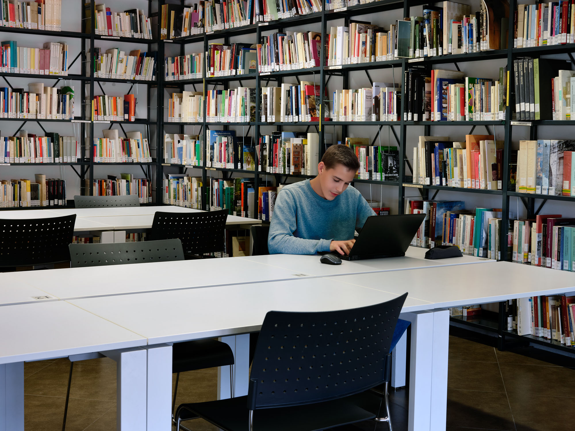 studente alla scrivania con pc