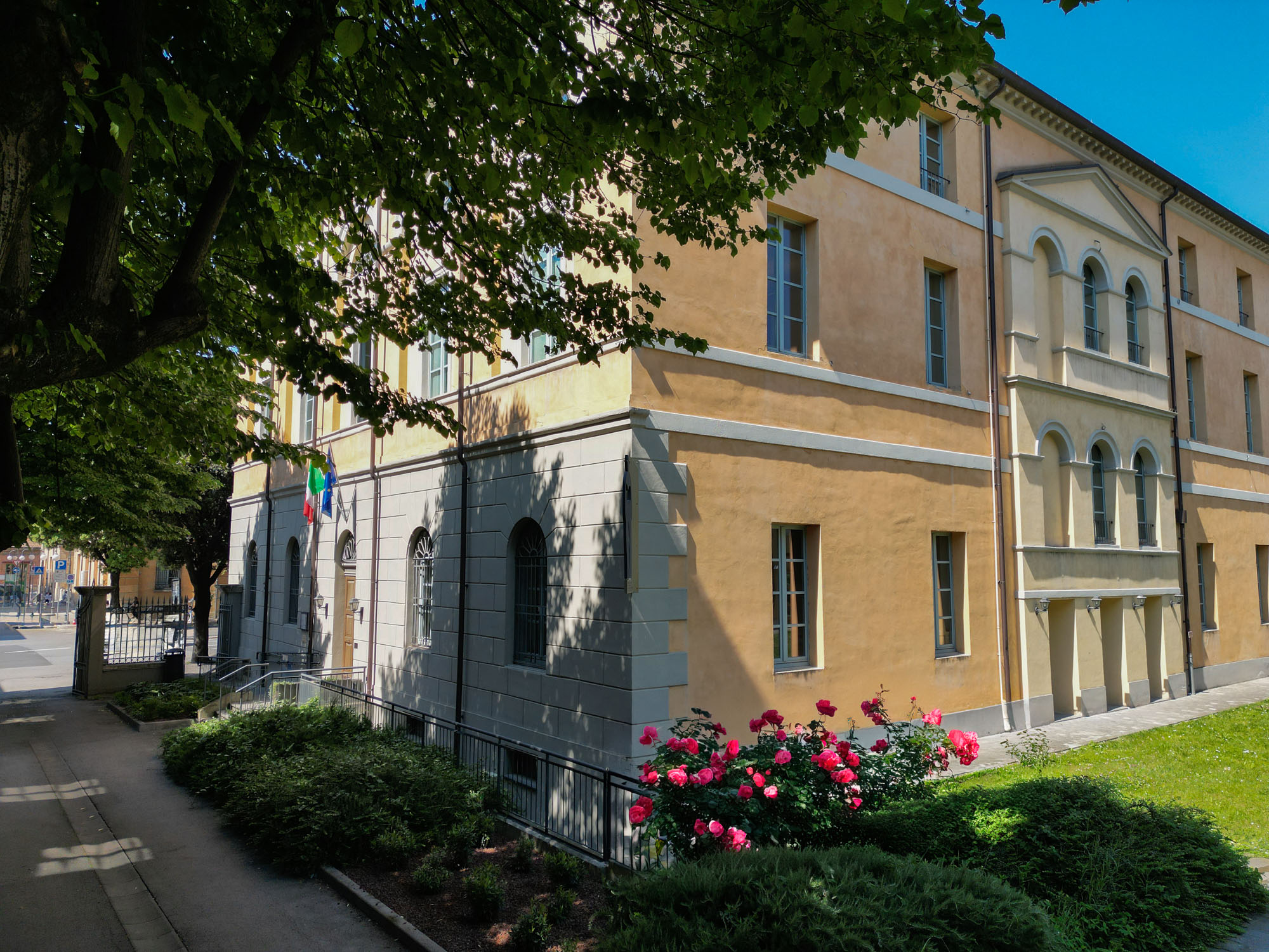 ingresso della biblioteca visto lateralmente